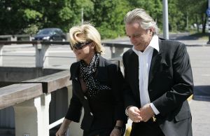 11-05-2007 SHOWBIZZ; HANS EN CONNY BREUKHOVEN WEER VOOR HET GERECHT IN AMSTERDAM. Het blijft komen en gaan naar het gerechtsgebouw te Amsterdam. Het ene kort geding is nog niet uitgesproken of het andere dient zich alweer aan. Drukke juridische tijden voor het showbizz paar.
foto: Albert den Iseger