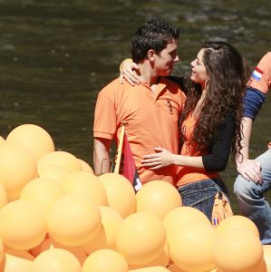 3-05-2007 SHOWBIZZ; JAN SMIT EN YOLANTHE CABAU VAN KASBERGEN DENKEN AAN TROUWEN EN KOTERS.Tijdens koninginnendag vaarden zij samen met vele vrienden en Pa en Ma Smit door de grachten van Amsterdam. Iedereen kon mee genieten van dit hevig verliefde paar.Het hele verhaal van deze feestdag deze week in uw weekblad Prive.
foto: Albert den Iseger.