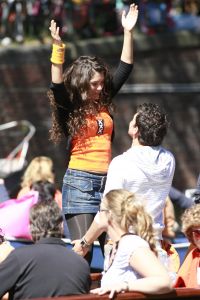 3-05-2007 SHOWBIZZ; JAN SMIT EN YOLANTHE CABAU VAN KASBERGEN DENKEN AAN TROUWEN EN KOTERS.Tijdens koninginnendag vaarden zij samen met vele vrienden en Pa en Ma Smit door de grachten van Amsterdam. Iedereen kon mee genieten van dit hevig verliefde paar.Het hele verhaal van deze feestdag deze week in uw weekblad Prive.
foto: Albert den Iseger.