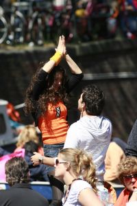 3-05-2007 SHOWBIZZ; JAN SMIT EN YOLANTHE CABAU VAN KASBERGEN DENKEN AAN TROUWEN EN KOTERS.Tijdens koninginnendag vaarden zij samen met vele vrienden en Pa en Ma Smit door de grachten van Amsterdam. Iedereen kon mee genieten van dit hevig verliefde paar.Het hele verhaal van deze feestdag deze week in uw weekblad Prive.
foto: Albert den Iseger.