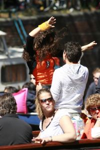 3-05-2007 SHOWBIZZ; JAN SMIT EN YOLANTHE CABAU VAN KASBERGEN DENKEN AAN TROUWEN EN KOTERS.Tijdens koninginnendag vaarden zij samen met vele vrienden en Pa en Ma Smit door de grachten van Amsterdam. Iedereen kon mee genieten van dit hevig verliefde paar.Het hele verhaal van deze feestdag deze week in uw weekblad Prive.
foto: Albert den Iseger.