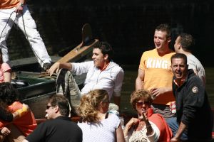 3-05-2007 SHOWBIZZ; JAN SMIT EN YOLANTHE CABAU VAN KASBERGEN DENKEN AAN TROUWEN EN KOTERS.Tijdens koninginnendag vaarden zij samen met vele vrienden en Pa en Ma Smit door de grachten van Amsterdam. Iedereen kon mee genieten van dit hevig verliefde paar.Het hele verhaal van deze feestdag deze week in uw weekblad Prive.
foto: Albert den Iseger.