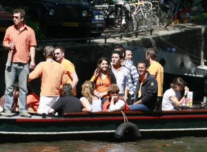 3-05-2007 SHOWBIZZ; JAN SMIT EN YOLANTHE CABAU VAN KASBERGEN DENKEN AAN TROUWEN EN KOTERS.Tijdens koninginnendag vaarden zij samen met vele vrienden en Pa en Ma Smit door de grachten van Amsterdam. Iedereen kon mee genieten van dit hevig verliefde paar.Het hele verhaal van deze feestdag deze week in uw weekblad Prive.
foto: Albert den Iseger.