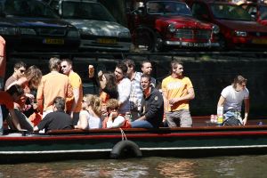 3-05-2007 SHOWBIZZ; JAN SMIT EN YOLANTHE CABAU VAN KASBERGEN DENKEN AAN TROUWEN EN KOTERS.Tijdens koninginnendag vaarden zij samen met vele vrienden en Pa en Ma Smit door de grachten van Amsterdam. Iedereen kon mee genieten van dit hevig verliefde paar.Het hele verhaal van deze feestdag deze week in uw weekblad Prive.
foto: Albert den Iseger.