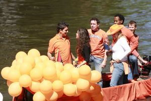 3-05-2007 SHOWBIZZ; JAN SMIT EN YOLANTHE CABAU VAN KASBERGEN DENKEN AAN TROUWEN EN KOTERS.Tijdens koninginnendag vaarden zij samen met vele vrienden en Pa en Ma Smit door de grachten van Amsterdam. Iedereen kon mee genieten van dit hevig verliefde paar.Het hele verhaal van deze feestdag deze week in uw weekblad Prive.
foto: Albert den Iseger.