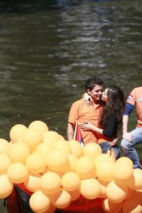 3-05-2007 SHOWBIZZ; JAN SMIT EN YOLANTHE CABAU VAN KASBERGEN DENKEN AAN TROUWEN EN KOTERS.Tijdens koninginnendag vaarden zij samen met vele vrienden en Pa en Ma Smit door de grachten van Amsterdam. Iedereen kon mee genieten van dit hevig verliefde paar.Het hele verhaal van deze feestdag deze week in uw weekblad Prive.
foto: Albert den Iseger.