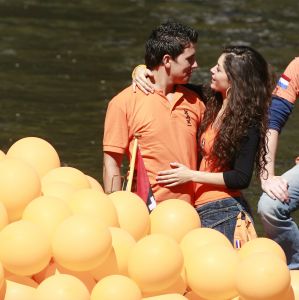 3-05-2007 SHOWBIZZ; JAN SMIT EN YOLANTHE CABAU VAN KASBERGEN DENKEN AAN TROUWEN EN KOTERS.Tijdens koninginnendag vaarden zij samen met vele vrienden en Pa en Ma Smit door de grachten van Amsterdam. Iedereen kon mee genieten van dit hevig verliefde paar.Het hele verhaal van deze feestdag deze week in uw weekblad Prive.
foto: Albert den Iseger.