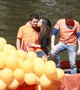 3-05-2007 SHOWBIZZ; JAN SMIT EN YOLANTHE CABAU VAN KASBERGEN DENKEN AAN TROUWEN EN KOTERS.Tijdens koninginnendag vaarden zij samen met vele vrienden en Pa en Ma Smit door de grachten van Amsterdam. Iedereen kon mee genieten van dit hevig verliefde paar.Het hele verhaal van deze feestdag deze week in uw weekblad Prive.
foto: Albert den Iseger.