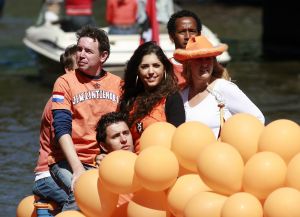 3-05-2007 SHOWBIZZ; JAN SMIT EN YOLANTHE CABAU VAN KASBERGEN DENKEN AAN TROUWEN EN KOTERS.Tijdens koninginnendag vaarden zij samen met vele vrienden en Pa en Ma Smit door de grachten van Amsterdam. Iedereen kon mee genieten van dit hevig verliefde paar.Het hele verhaal van deze feestdag deze week in uw weekblad Prive.
foto: Albert den Iseger.