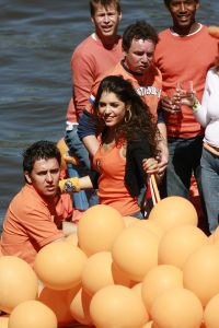 3-05-2007 SHOWBIZZ; JAN SMIT EN YOLANTHE CABAU VAN KASBERGEN DENKEN AAN TROUWEN EN KOTERS.Tijdens koninginnendag vaarden zij samen met vele vrienden en Pa en Ma Smit door de grachten van Amsterdam. Iedereen kon mee genieten van dit hevig verliefde paar.Het hele verhaal van deze feestdag deze week in uw weekblad Prive.
foto: Albert den Iseger.