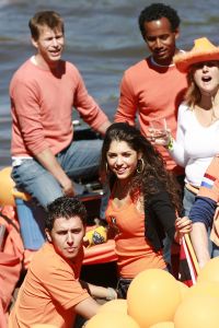 3-05-2007 SHOWBIZZ; JAN SMIT EN YOLANTHE CABAU VAN KASBERGEN DENKEN AAN TROUWEN EN KOTERS.Tijdens koninginnendag vaarden zij samen met vele vrienden en Pa en Ma Smit door de grachten van Amsterdam. Iedereen kon mee genieten van dit hevig verliefde paar.Het hele verhaal van deze feestdag deze week in uw weekblad Prive.
foto: Albert den Iseger.