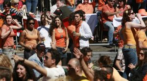 3-05-2007 SHOWBIZZ; JAN SMIT EN YOLANTHE CABAU VAN KASBERGEN DENKEN AAN TROUWEN EN KOTERS.Tijdens koninginnendag vaarden zij samen met vele vrienden en Pa en Ma Smit door de grachten van Amsterdam. Iedereen kon mee genieten van dit hevig verliefde paar.Het hele verhaal van deze feestdag deze week in uw weekblad Prive.
foto: Albert den Iseger.