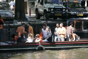 3-05-2007 SHOWBIZZ; JAN SMIT EN YOLANTHE CABAU VAN KASBERGEN DENKEN AAN TROUWEN EN KOTERS.Tijdens koninginnendag vaarden zij samen met vele vrienden en Pa en Ma Smit door de grachten van Amsterdam. Iedereen kon mee genieten van dit hevig verliefde paar.Het hele verhaal van deze feestdag deze week in uw weekblad Prive.
foto: Albert den Iseger.