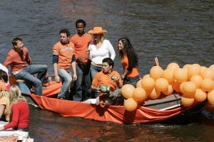 3-05-2007 SHOWBIZZ; JAN SMIT EN YOLANTHE CABAU VAN KASBERGEN DENKEN AAN TROUWEN EN KOTERS.Tijdens koninginnendag vaarden zij samen met vele vrienden en Pa en Ma Smit door de grachten van Amsterdam. Iedereen kon mee genieten van dit hevig verliefde paar.Het hele verhaal van deze feestdag deze week in uw weekblad Prive.
foto: Albert den Iseger.