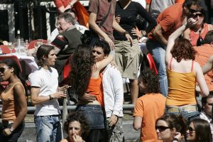 3-05-2007 SHOWBIZZ; JAN SMIT EN YOLANTHE CABAU VAN KASBERGEN DENKEN AAN TROUWEN EN KOTERS.Tijdens koninginnendag vaarden zij samen met vele vrienden en Pa en Ma Smit door de grachten van Amsterdam. Iedereen kon mee genieten van dit hevig verliefde paar.Het hele verhaal van deze feestdag deze week in uw weekblad Prive.
foto: Albert den Iseger.
