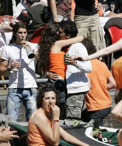 3-05-2007 SHOWBIZZ; JAN SMIT EN YOLANTHE CABAU VAN KASBERGEN DENKEN AAN TROUWEN EN KOTERS.Tijdens koninginnendag vaarden zij samen met vele vrienden en Pa en Ma Smit door de grachten van Amsterdam. Iedereen kon mee genieten van dit hevig verliefde paar.Het hele verhaal van deze feestdag deze week in uw weekblad Prive.
foto: Albert den Iseger.