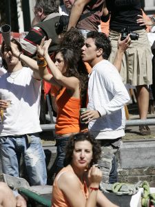 3-05-2007 SHOWBIZZ; JAN SMIT EN YOLANTHE CABAU VAN KASBERGEN DENKEN AAN TROUWEN EN KOTERS.Tijdens koninginnendag vaarden zij samen met vele vrienden en Pa en Ma Smit door de grachten van Amsterdam. Iedereen kon mee genieten van dit hevig verliefde paar.Het hele verhaal van deze feestdag deze week in uw weekblad Prive.
foto: Albert den Iseger.