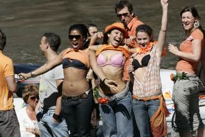 3-05-2007 SHOWBIZZ; JAN SMIT EN YOLANTHE CABAU VAN KASBERGEN DENKEN AAN TROUWEN EN KOTERS.Tijdens koninginnendag vaarden zij samen met vele vrienden en Pa en Ma Smit door de grachten van Amsterdam. Iedereen kon mee genieten van dit hevig verliefde paar.Het hele verhaal van deze feestdag deze week in uw weekblad Prive.
foto: Albert den Iseger.