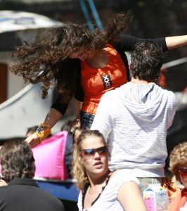 3-05-2007 SHOWBIZZ; JAN SMIT EN YOLANTHE CABAU VAN KASBERGEN DENKEN AAN TROUWEN EN KOTERS.Tijdens koninginnendag vaarden zij samen met vele vrienden en Pa en Ma Smit door de grachten van Amsterdam. Iedereen kon mee genieten van dit hevig verliefde paar.Het hele verhaal van deze feestdag deze week in uw weekblad Prive.
foto: Albert den Iseger.