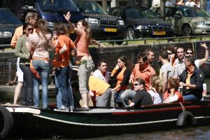 3-05-2007 SHOWBIZZ; JAN SMIT EN YOLANTHE CABAU VAN KASBERGEN DENKEN AAN TROUWEN EN KOTERS.Tijdens koninginnendag vaarden zij samen met vele vrienden en Pa en Ma Smit door de grachten van Amsterdam. Iedereen kon mee genieten van dit hevig verliefde paar.Het hele verhaal van deze feestdag deze week in uw weekblad Prive.
foto: Albert den Iseger.