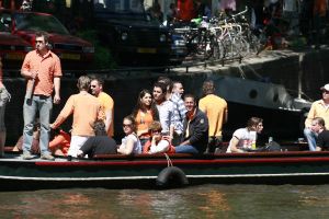 3-05-2007 SHOWBIZZ; JAN SMIT EN YOLANTHE CABAU VAN KASBERGEN DENKEN AAN TROUWEN EN KOTERS.Tijdens koninginnendag vaarden zij samen met vele vrienden en Pa en Ma Smit door de grachten van Amsterdam. Iedereen kon mee genieten van dit hevig verliefde paar.Het hele verhaal van deze feestdag deze week in uw weekblad Prive.
foto: Albert den Iseger.