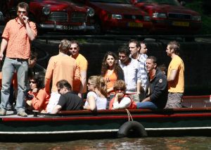 3-05-2007 SHOWBIZZ; JAN SMIT EN YOLANTHE CABAU VAN KASBERGEN DENKEN AAN TROUWEN EN KOTERS.Tijdens koninginnendag vaarden zij samen met vele vrienden en Pa en Ma Smit door de grachten van Amsterdam. Iedereen kon mee genieten van dit hevig verliefde paar.Het hele verhaal van deze feestdag deze week in uw weekblad Prive.
foto: Albert den Iseger.