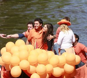 3-05-2007 SHOWBIZZ; JAN SMIT EN YOLANTHE CABAU VAN KASBERGEN DENKEN AAN TROUWEN EN KOTERS.Tijdens koninginnendag vaarden zij samen met vele vrienden en Pa en Ma Smit door de grachten van Amsterdam. Iedereen kon mee genieten van dit hevig verliefde paar.Het hele verhaal van deze feestdag deze week in uw weekblad Prive.
foto: Albert den Iseger.