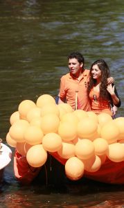 3-05-2007 SHOWBIZZ; JAN SMIT EN YOLANTHE CABAU VAN KASBERGEN DENKEN AAN TROUWEN EN KOTERS.Tijdens koninginnendag vaarden zij samen met vele vrienden en Pa en Ma Smit door de grachten van Amsterdam. Iedereen kon mee genieten van dit hevig verliefde paar.Het hele verhaal van deze feestdag deze week in uw weekblad Prive.
foto: Albert den Iseger.
