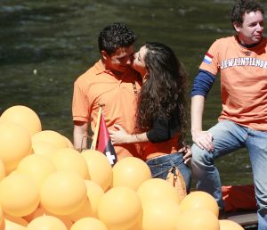 3-05-2007 SHOWBIZZ; JAN SMIT EN YOLANTHE CABAU VAN KASBERGEN DENKEN AAN TROUWEN EN KOTERS.Tijdens koninginnendag vaarden zij samen met vele vrienden en Pa en Ma Smit door de grachten van Amsterdam. Iedereen kon mee genieten van dit hevig verliefde paar.Het hele verhaal van deze feestdag deze week in uw weekblad Prive.
foto: Albert den Iseger.