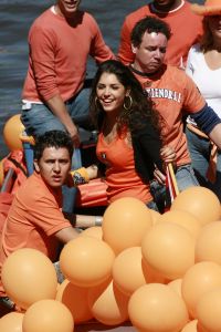 3-05-2007 SHOWBIZZ; JAN SMIT EN YOLANTHE CABAU VAN KASBERGEN DENKEN AAN TROUWEN EN KOTERS.Tijdens koninginnendag vaarden zij samen met vele vrienden en Pa en Ma Smit door de grachten van Amsterdam. Iedereen kon mee genieten van dit hevig verliefde paar.Het hele verhaal van deze feestdag deze week in uw weekblad Prive.
foto: Albert den Iseger.