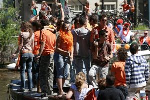 3-05-2007 SHOWBIZZ; JAN SMIT EN YOLANTHE CABAU VAN KASBERGEN DENKEN AAN TROUWEN EN KOTERS.Tijdens koninginnendag vaarden zij samen met vele vrienden en Pa en Ma Smit door de grachten van Amsterdam. Iedereen kon mee genieten van dit hevig verliefde paar.Het hele verhaal van deze feestdag deze week in uw weekblad Prive.
foto: Albert den Iseger.