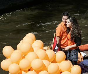 3-05-2007 SHOWBIZZ; JAN SMIT EN YOLANTHE CABAU VAN KASBERGEN DENKEN AAN TROUWEN EN KOTERS.Tijdens koninginnendag vaarden zij samen met vele vrienden en Pa en Ma Smit door de grachten van Amsterdam. Iedereen kon mee genieten van dit hevig verliefde paar.Het hele verhaal van deze feestdag deze week in uw weekblad Prive.
foto: Albert den Iseger.