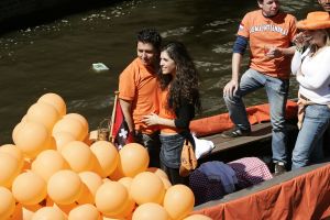 3-05-2007 SHOWBIZZ; JAN SMIT EN YOLANTHE CABAU VAN KASBERGEN DENKEN AAN TROUWEN EN KOTERS.Tijdens koninginnendag vaarden zij samen met vele vrienden en Pa en Ma Smit door de grachten van Amsterdam. Iedereen kon mee genieten van dit hevig verliefde paar.Het hele verhaal van deze feestdag deze week in uw weekblad Prive.
foto: Albert den Iseger.