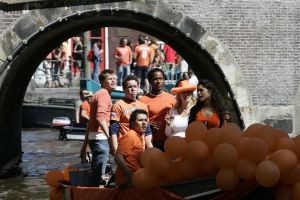 3-05-2007 SHOWBIZZ; JAN SMIT EN YOLANTHE CABAU VAN KASBERGEN DENKEN AAN TROUWEN EN KOTERS.Tijdens koninginnendag vaarden zij samen met vele vrienden en Pa en Ma Smit door de grachten van Amsterdam. Iedereen kon mee genieten van dit hevig verliefde paar.Het hele verhaal van deze feestdag deze week in uw weekblad Prive.
foto: Albert den Iseger.