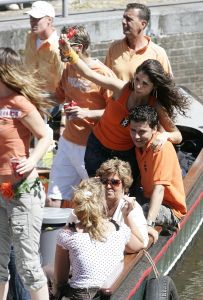 3-05-2007 SHOWBIZZ; JAN SMIT EN YOLANTHE CABAU VAN KASBERGEN DENKEN AAN TROUWEN EN KOTERS.Tijdens koninginnendag vaarden zij samen met vele vrienden en Pa en Ma Smit door de grachten van Amsterdam. Iedereen kon mee genieten van dit hevig verliefde paar.Het hele verhaal van deze feestdag deze week in uw weekblad Prive.
foto: Albert den Iseger.