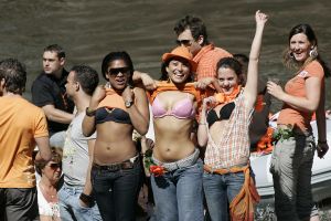 3-05-2007 SHOWBIZZ; JAN SMIT EN YOLANTHE CABAU VAN KASBERGEN DENKEN AAN TROUWEN EN KOTERS.Tijdens koninginnendag vaarden zij samen met vele vrienden en Pa en Ma Smit door de grachten van Amsterdam. Iedereen kon mee genieten van dit hevig verliefde paar.Het hele verhaal van deze feestdag deze week in uw weekblad Prive.
foto: Albert den Iseger.