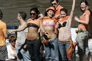 3-05-2007 SHOWBIZZ; JAN SMIT EN YOLANTHE CABAU VAN KASBERGEN DENKEN AAN TROUWEN EN KOTERS.Tijdens koninginnendag vaarden zij samen met vele vrienden en Pa en Ma Smit door de grachten van Amsterdam. Iedereen kon mee genieten van dit hevig verliefde paar.Het hele verhaal van deze feestdag deze week in uw weekblad Prive.
foto: Albert den Iseger.