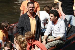 3-05-2007 SHOWBIZZ; JAN SMIT EN YOLANTHE CABAU VAN KASBERGEN DENKEN AAN TROUWEN EN KOTERS.Tijdens koninginnendag vaarden zij samen met vele vrienden en Pa en Ma Smit door de grachten van Amsterdam. Iedereen kon mee genieten van dit hevig verliefde paar.Het hele verhaal van deze feestdag deze week in uw weekblad Prive.
foto: Albert den Iseger.
