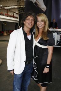 24-05-2007 SHOWBIZZ: MATTHIJS VAN NIEUWKERK HEEFT OOK EIGEN BLAD MET DE NAAM MATTHIJS. De Don Juan van Hilversum is hotter dan hot en daarom vondt Linda de Mol de tijd meer dan rijp om een eigen blad te maken van de omroep playboy Matthijs van Nieuwkerk.Volgens de vele media draagt hij straks ook de Televisierring 2007. Met veel succes presenteerde Matthijs het afgelopen seizoen Vara DE WERELD DRAAIT DOOR een tv programma dat de TELVISIER RING 2007 nauwelijks kan ontgaan.We zullen het waarschijnlijk gaan meemaken.
foto: Albert den Iseger.
