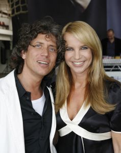 24-05-2007 SHOWBIZZ: MATTHIJS VAN NIEUWKERK HEEFT OOK EIGEN BLAD MET DE NAAM MATTHIJS. De Don Juan van Hilversum is hotter dan hot en daarom vondt Linda de Mol de tijd meer dan rijp om een eigen blad te maken van de omroep playboy Matthijs van Nieuwkerk.Volgens de vele media draagt hij straks ook de Televisierring 2007. Met veel succes presenteerde Matthijs het afgelopen seizoen Vara DE WERELD DRAAIT DOOR een tv programma dat de TELVISIER RING 2007 nauwelijks kan ontgaan.We zullen het waarschijnlijk gaan meemaken.
foto: Albert den Iseger.