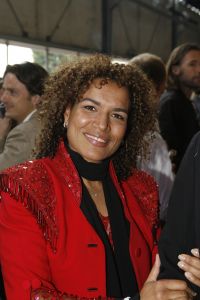 24-05-2007 SHOWBIZZ: MATTHIJS VAN NIEUWKERK HEEFT OOK EIGEN BLAD MET DE NAAM MATTHIJS. De Don Juan van Hilversum is hotter dan hot en daarom vondt Linda de Mol de tijd meer dan rijp om een eigen blad te maken van de omroep playboy Matthijs van Nieuwkerk.Volgens de vele media draagt hij straks ook de Televisierring 2007. Met veel succes presenteerde Matthijs het afgelopen seizoen Vara DE WERELD DRAAIT DOOR een tv programma dat de TELVISIER RING 2007 nauwelijks kan ontgaan.We zullen het waarschijnlijk gaan meemaken.
foto: Albert den Iseger.
