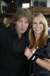 24-05-2007 SHOWBIZZ: MATTHIJS VAN NIEUWKERK HEEFT OOK EIGEN BLAD MET DE NAAM MATTHIJS. De Don Juan van Hilversum is hotter dan hot en daarom vondt Linda de Mol de tijd meer dan rijp om een eigen blad te maken van de omroep playboy Matthijs van Nieuwkerk.Volgens de vele media draagt hij straks ook de Televisierring 2007. Met veel succes presenteerde Matthijs het afgelopen seizoen Vara DE WERELD DRAAIT DOOR een tv programma dat de TELVISIER RING 2007 nauwelijks kan ontgaan.We zullen het waarschijnlijk gaan meemaken.
foto: Albert den Iseger.