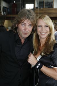 24-05-2007 SHOWBIZZ: MATTHIJS VAN NIEUWKERK HEEFT OOK EIGEN BLAD MET DE NAAM MATTHIJS. De Don Juan van Hilversum is hotter dan hot en daarom vondt Linda de Mol de tijd meer dan rijp om een eigen blad te maken van de omroep playboy Matthijs van Nieuwkerk.Volgens de vele media draagt hij straks ook de Televisierring 2007. Met veel succes presenteerde Matthijs het afgelopen seizoen Vara DE WERELD DRAAIT DOOR een tv programma dat de TELVISIER RING 2007 nauwelijks kan ontgaan.We zullen het waarschijnlijk gaan meemaken.
foto: Albert den Iseger.