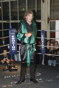 24-05-2007 SHOWBIZZ: MATTHIJS VAN NIEUWKERK HEEFT OOK EIGEN BLAD MET DE NAAM MATTHIJS. De Don Juan van Hilversum is hotter dan hot en daarom vondt Linda de Mol de tijd meer dan rijp om een eigen blad te maken van de omroep playboy Matthijs van Nieuwkerk.Volgens de vele media draagt hij straks ook de Televisierring 2007. Met veel succes presenteerde Matthijs het afgelopen seizoen Vara DE WERELD DRAAIT DOOR een tv programma dat de TELVISIER RING 2007 nauwelijks kan ontgaan.We zullen het waarschijnlijk gaan meemaken.
foto: Albert den Iseger.