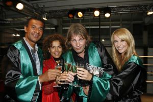 24-05-2007 SHOWBIZZ: MATTHIJS VAN NIEUWKERK HEEFT OOK EIGEN BLAD MET DE NAAM MATTHIJS. De Don Juan van Hilversum is hotter dan hot en daarom vondt Linda de Mol de tijd meer dan rijp om een eigen blad te maken van de omroep playboy Matthijs van Nieuwkerk.Volgens de vele media draagt hij straks ook de Televisierring 2007. Met veel succes presenteerde Matthijs het afgelopen seizoen Vara DE WERELD DRAAIT DOOR een tv programma dat de TELVISIER RING 2007 nauwelijks kan ontgaan.We zullen het waarschijnlijk gaan meemaken.
foto: Albert den Iseger.