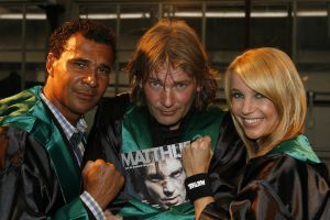 24-05-2007 SHOWBIZZ: MATTHIJS VAN NIEUWKERK HEEFT OOK EIGEN BLAD MET DE NAAM MATTHIJS. De Don Juan van Hilversum is hotter dan hot en daarom vondt Linda de Mol de tijd meer dan rijp om een eigen blad te maken van de omroep playboy Matthijs van Nieuwkerk.Volgens de vele media draagt hij straks ook de Televisierring 2007. Met veel succes presenteerde Matthijs het afgelopen seizoen Vara DE WERELD DRAAIT DOOR een tv programma dat de TELVISIER RING 2007 nauwelijks kan ontgaan.We zullen het waarschijnlijk gaan meemaken.
foto: Albert den Iseger.
