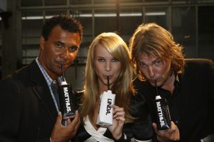 24-05-2007 SHOWBIZZ: MATTHIJS VAN NIEUWKERK HEEFT OOK EIGEN BLAD MET DE NAAM MATTHIJS. De Don Juan van Hilversum is hotter dan hot en daarom vondt Linda de Mol de tijd meer dan rijp om een eigen blad te maken van de omroep playboy Matthijs van Nieuwkerk.Volgens de vele media draagt hij straks ook de Televisierring 2007. Met veel succes presenteerde Matthijs het afgelopen seizoen Vara DE WERELD DRAAIT DOOR een tv programma dat de TELVISIER RING 2007 nauwelijks kan ontgaan.We zullen het waarschijnlijk gaan meemaken.
foto: Albert den Iseger.