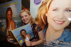 18-05-2007 SHOWBIZZ: SONJA BAKKER HEEFT NU 3 BOEKEN IN DE BOEKEN TOP 10. Sonja Bakker staat deze week nr.1 met haar laatste boek Zomerslank in de boeken top 10 van best verkochte uitgaven van de afgelopen week.Haar boek Bereik je ideale gewicht staat deze week nr.3 en het boek bereik en behoud je ideale gewicht staat deze week nr. 4. Het probleem is nu dat Sonja een concurrent is geworden van haarzelf.De boeken wisselen per week van plaats, het is een boekendans geworden van Sonja haar 3 boeken in de boeken top 10 van Nederland.
foto: Albert den Iseger.