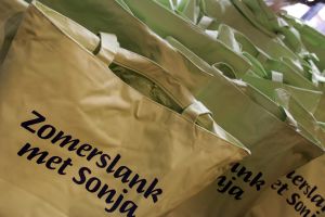 18-05-2007 SHOWBIZZ: SONJA BAKKER HEEFT NU 3 BOEKEN IN DE BOEKEN TOP 10. Sonja Bakker staat deze week nr.1 met haar laatste boek Zomerslank in de boeken top 10 van best verkochte uitgaven van de afgelopen week.Haar boek Bereik je ideale gewicht staat deze week nr.3 en het boek bereik en behoud je ideale gewicht staat deze week nr. 4. Het probleem is nu dat Sonja een concurrent is geworden van haarzelf.De boeken wisselen per week van plaats, het is een boekendans geworden van Sonja haar 3 boeken in de boeken top 10 van Nederland.
foto: Albert den Iseger.