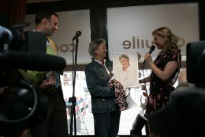 18-05-2007 SHOWBIZZ: SONJA BAKKER HEEFT NU 3 BOEKEN IN DE BOEKEN TOP 10. Sonja Bakker staat deze week nr.1 met haar laatste boek Zomerslank in de boeken top 10 van best verkochte uitgaven van de afgelopen week.Haar boek Bereik je ideale gewicht staat deze week nr.3 en het boek bereik en behoud je ideale gewicht staat deze week nr. 4. Het probleem is nu dat Sonja een concurrent is geworden van haarzelf.De boeken wisselen per week van plaats, het is een boekendans geworden van Sonja haar 3 boeken in de boeken top 10 van Nederland.
foto: Albert den Iseger.